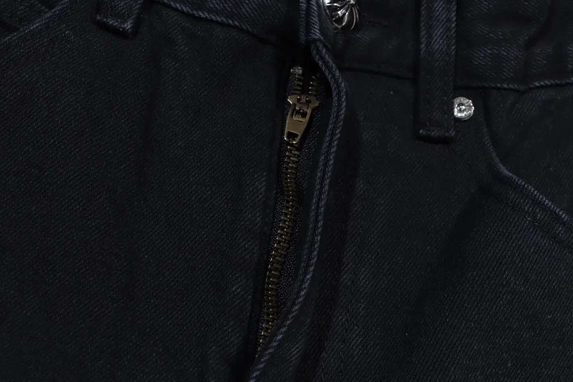 P260 [Next day] Chrome Hearts | Chrome Hearts CH city limited series Sanskrit cross patch leather jeans - black and blue color matching - "Los Angeles" limited edition jeans. The finished products need to be washed and then disassembled and hand-ordered. The sheepskin cross leather is then spliced ​​to complete. The whole piece requires too much craftsmanship to explain. The texture can be seen in hand, and it looks good. The upper body effect is particularly stiff and stylish, super stylish. The same style for men and women - Color: black and blue. Size: 28 30 32 34. Corresponding sizes s-xl. Available in stock and shipped in seconds. Detailed sizes can be found in Figure 9.